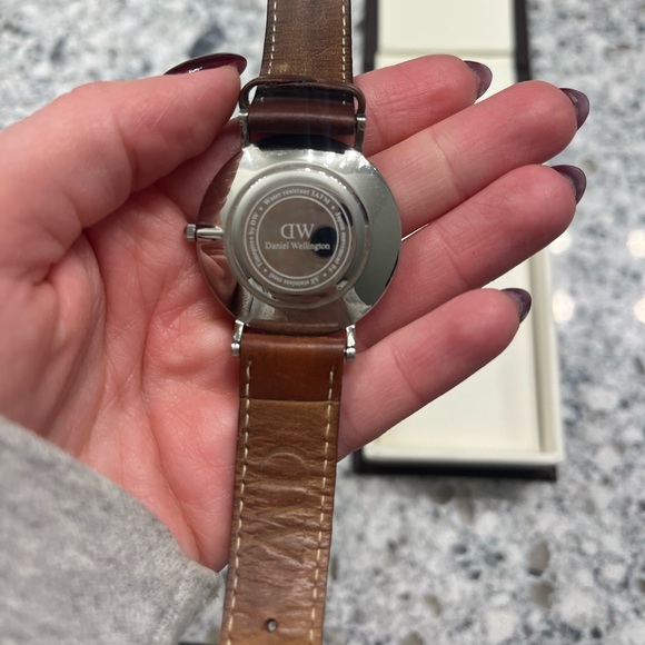 Daniel Wellington women’s leather watch 40mm - Picture 7 of 10